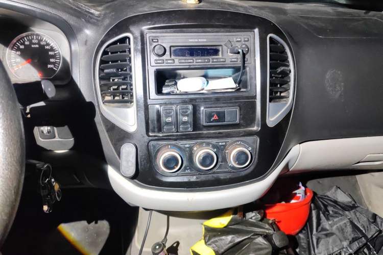 Used FORTHING Lingzhi 2018 M3 1.6L 7-Seater Comfort Model Audio And AC Panel