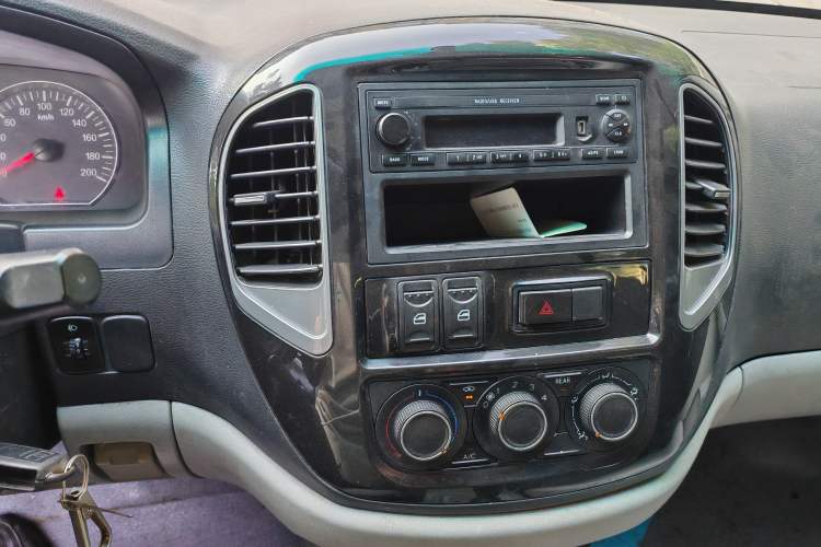 Used FORTHING Lingzhi 2018 M3 1.6L 7-Seater Comfort Model Audio And AC Panel