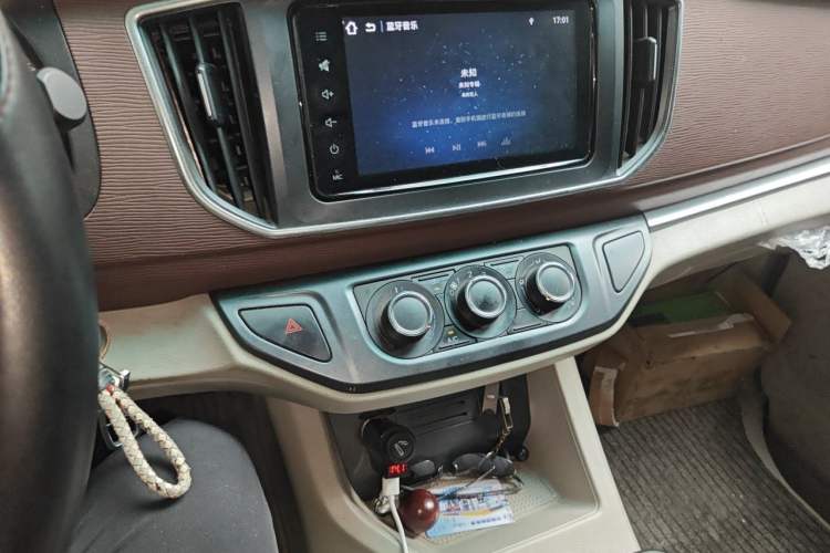 Used FORTHING Lingzhi 2018 M5L 1.6L 7-Seater Luxury Model Audio And AC Panel