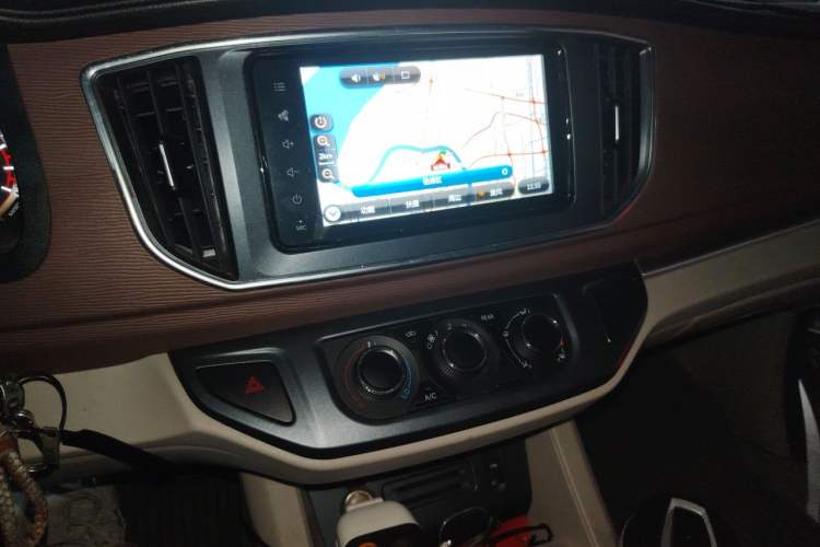 Used FORTHING Lingzhi 2018 M5L 1.6L 7-Seater Luxury Model Audio And AC Panel