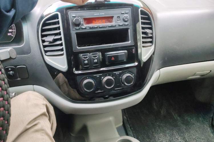 Used FORTHING Lingzhi 2018 M3L 1.6L 7-Seater Comfort Model Audio And AC Panel
