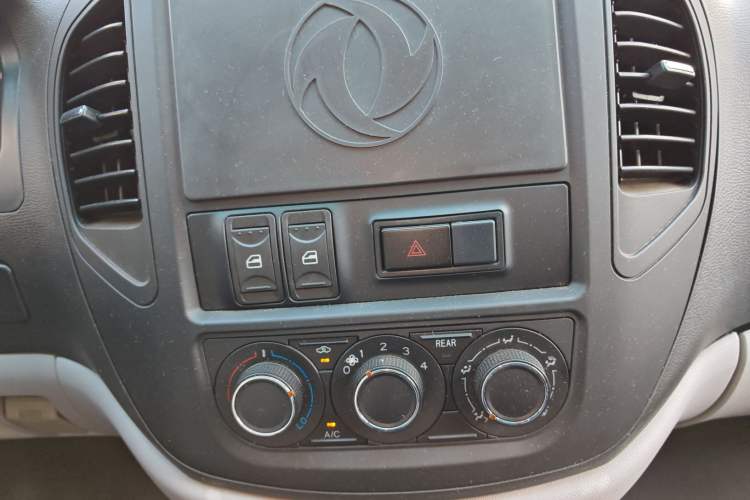 Used FORTHING Lingzhi 2018 M3 1.5L 5-Seat Base Model Audio And AC Panel
