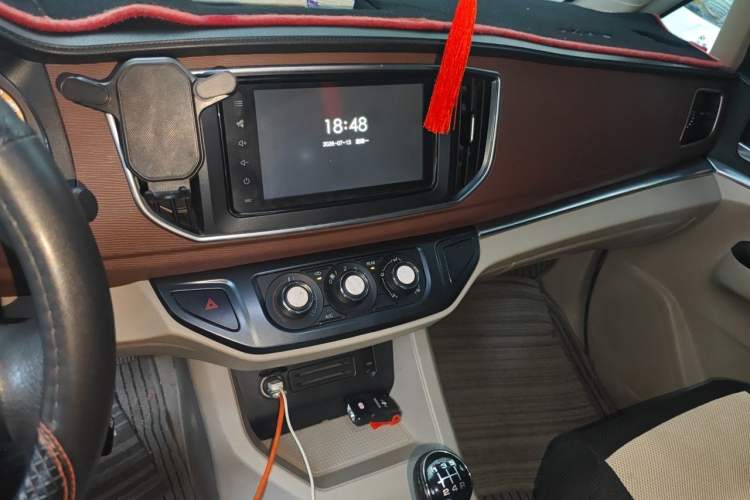 Used FORTHING Lingzhi 2018 M5L 1.6L 7-Seater Luxury Model Audio And AC Panel