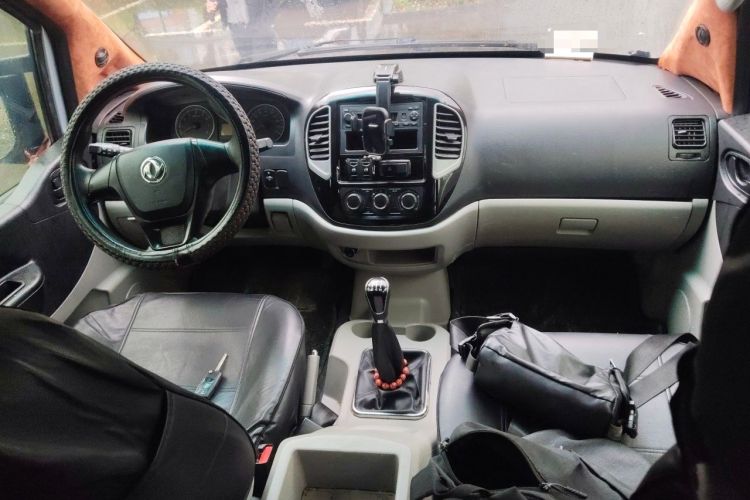 Used FORTHING Lingzhi 2018 M3L 1.6L 7-Seater Comfort Model Center Console
