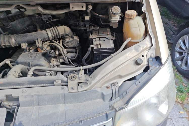 Used FORTHING Lingzhi 2018 M3 1.6L 7-Seater Comfort Model Engine Bay Left