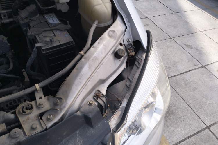 Used FORTHING Lingzhi 2018 M3 1.6L 7-Seater Comfort Model Engine Bay Left