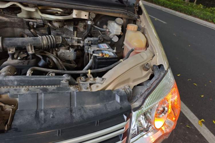 Used FORTHING Lingzhi 2018 M3 1.6L 7-Seater Comfort Model Engine Bay Left