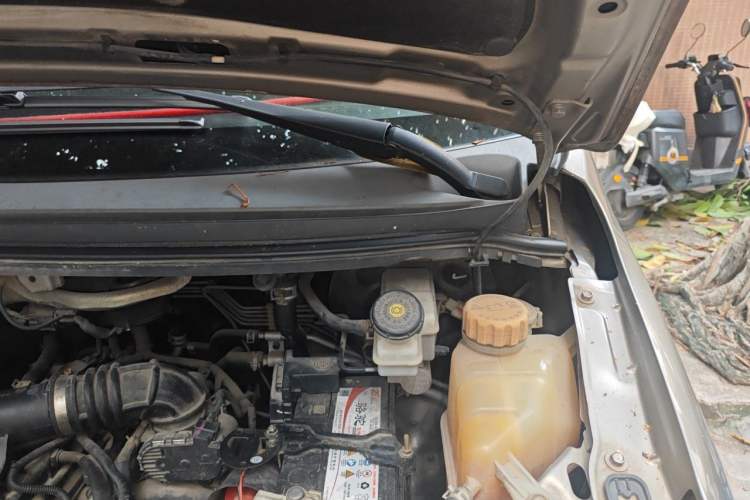 Used FORTHING Lingzhi 2018 M5L 1.6L 7-Seater Luxury Model Engine Bay Left