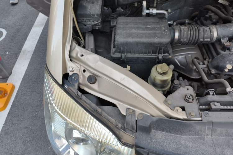 Used FORTHING Lingzhi 2018 M3L 1.6L 7-Seater Comfort Model Engine Bay Right