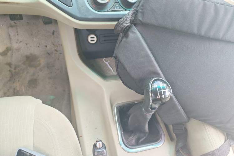Used FORTHING Lingzhi 2018 M5L 1.6L 7-Seater Comfort Model Gear Lever