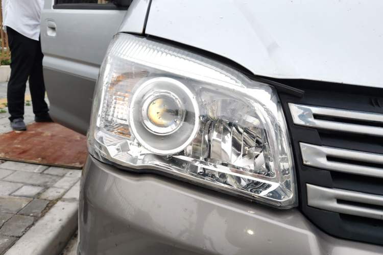 Used FORTHING Lingzhi 2018 M3L 1.6L 7-Seater Comfort Model Right Front Headlight