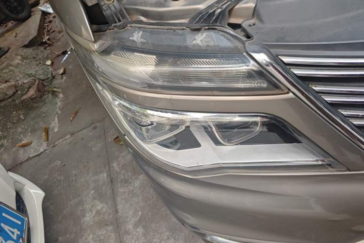Used FORTHING Lingzhi 2018 M5L 1.6L 7-Seater Luxury Model Right Front Headlight