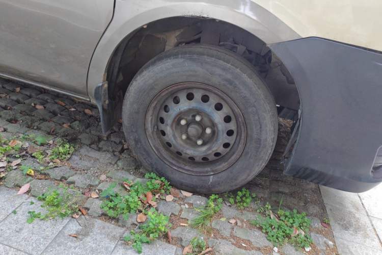 Used FORTHING Lingzhi 2018 M3 1.6L 7-Seater Comfort Model Right Front Wheel Hub