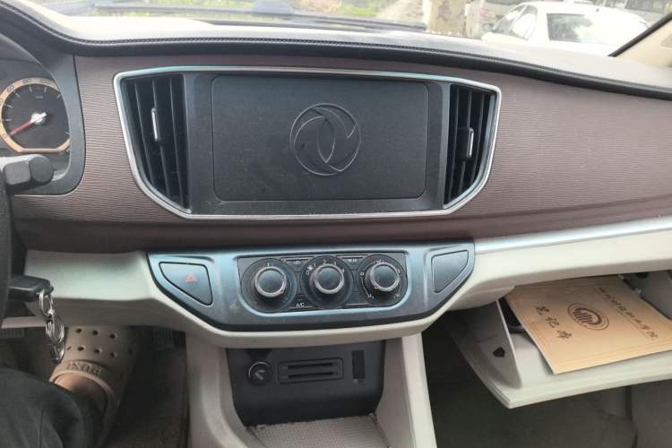 Used FORTHING Lingzhi 2018 M5L 2.0L 7-Seater Comfort Model Audio And AC Panel
