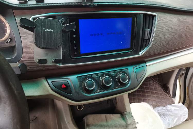 Used FORTHING Lingzhi 2018 M5L 1.6L 7-Seater Luxury Model Audio And AC Panel