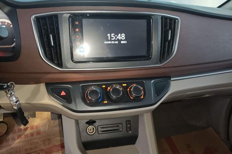 Used FORTHING Lingzhi 2018 M5L 1.6L 7-Seater Luxury Model Audio And AC Panel