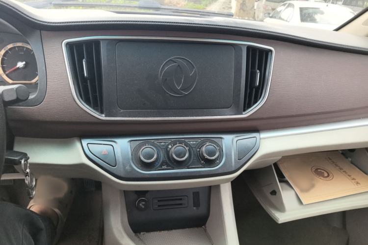 Used FORTHING Lingzhi 2018 M5L 2.0L 7-Seater Comfort Model Audio And AC Panel