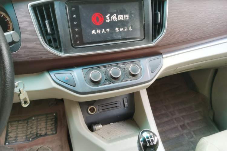 Used FORTHING Lingzhi 2018 M5L 1.6L 7-Seater Luxury Model Audio And AC Panel