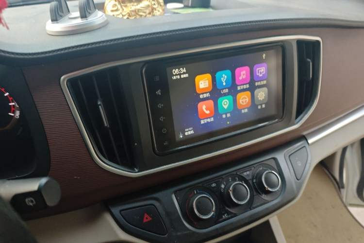 Used FORTHING Lingzhi 2018 M5 1.6L 7-Seater Luxury Model Audio And AC Panel