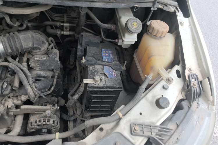 Used FORTHING Lingzhi 2018 M5 1.6L 7-Seater Comfort Model Engine Bay Left