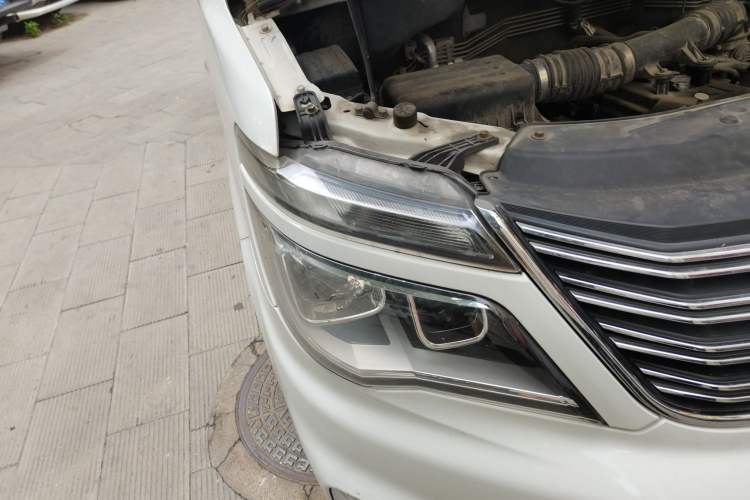 Used FORTHING Lingzhi 2018 M5L 1.6L 7-Seater Luxury Model Engine Bay Right