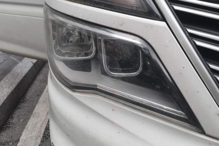 Used FORTHING Lingzhi 2018 M5 1.6L 7-Seater Comfort Model Right Front Headlight