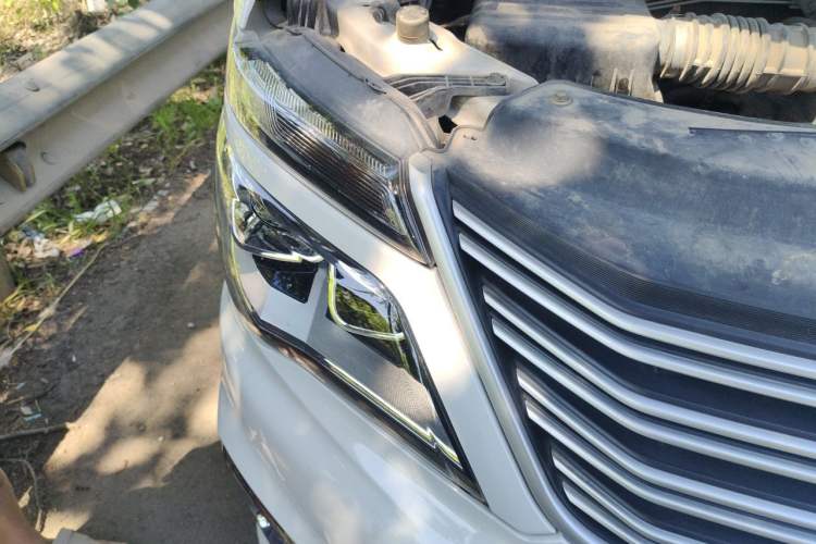 Used FORTHING Lingzhi 2018 M5L 1.6L 9-Seater Comfort Model Right Front Headlight