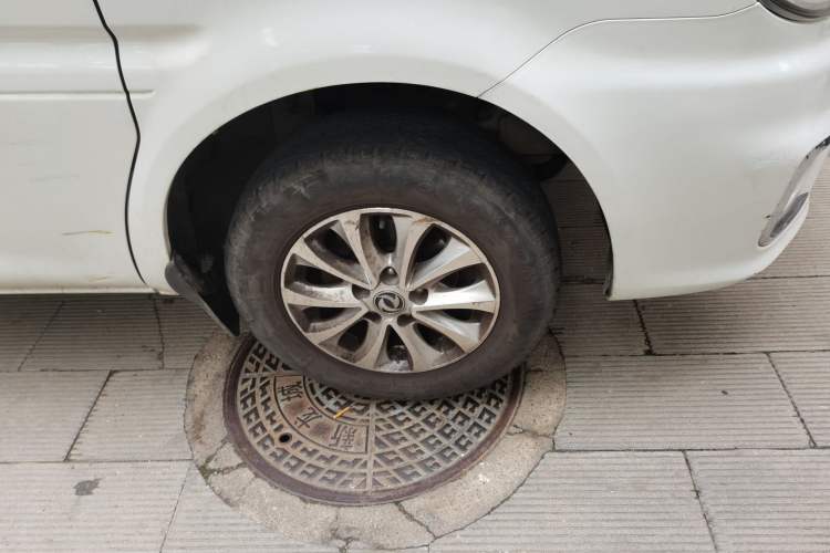 Used FORTHING Lingzhi 2018 M5L 1.6L 7-Seater Luxury Model Right Front Wheel Hub
