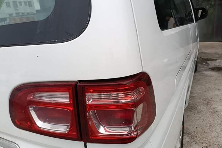 Used FORTHING Lingzhi 2018 M5L 1.6L 7-Seater Luxury Model Right Rear Taillight