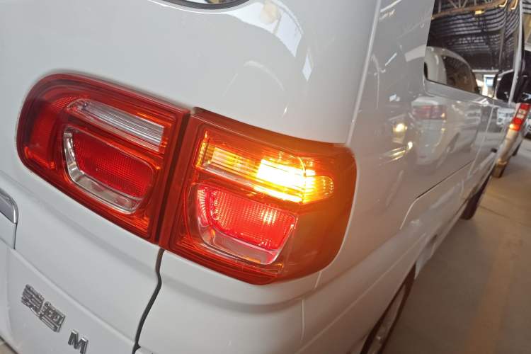 Used FORTHING Lingzhi 2018 M5L 1.6L 7-Seater Luxury Model Right Rear Taillight