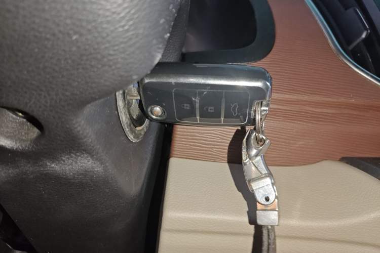 Used FORTHING Lingzhi 2018 M5L 1.6L 7-Seater Luxury Model Vehicle Key