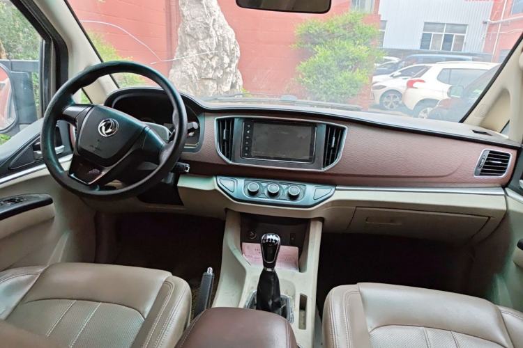 Used FORTHING Lingzhi 2018 M5L 1.6L 7-Seater Luxury Model Center Console