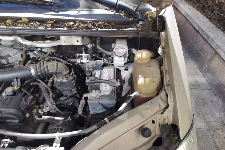 Used FORTHING Lingzhi 2018 M3L 1.6L 7-Seater Comfort Model Engine Bay Left