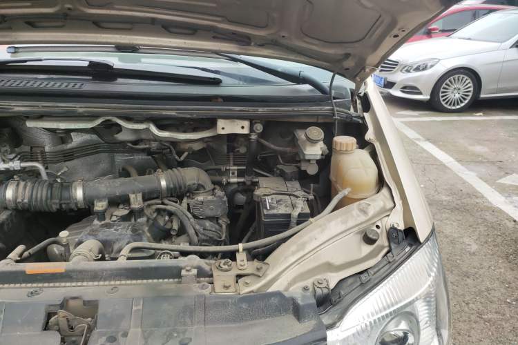 Used FORTHING Lingzhi 2018 M3 1.6L 7-Seater Comfort Model Engine Bay Left