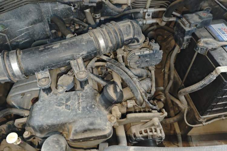 Used FORTHING Lingzhi 2018 M3 1.6L 7-Seater Comfort Model Engine Bay Left