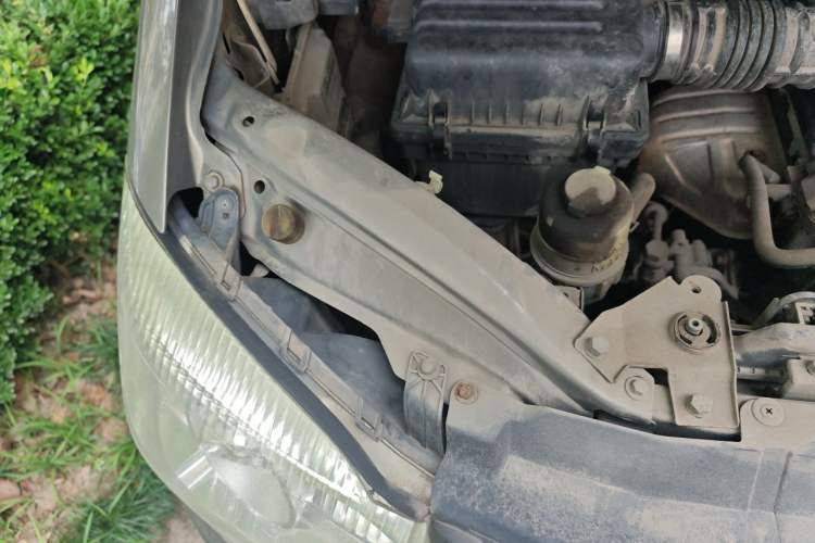 Used FORTHING Lingzhi 2018 M3 1.5L 5-Seat Base Model Engine Bay Right