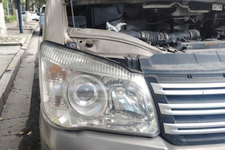 Used FORTHING Lingzhi 2018 M3 1.6L 7-Seater Comfort Model Engine Bay Right