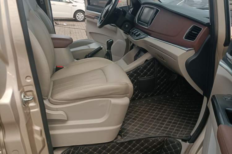 Used FORTHING Lingzhi 2018 M5 1.6L 7-Seater Luxury Model Interior 5