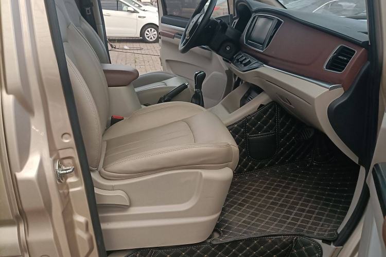 Used FORTHING Lingzhi 2018 M5 1.6L 7-Seater Luxury Model Interior 6