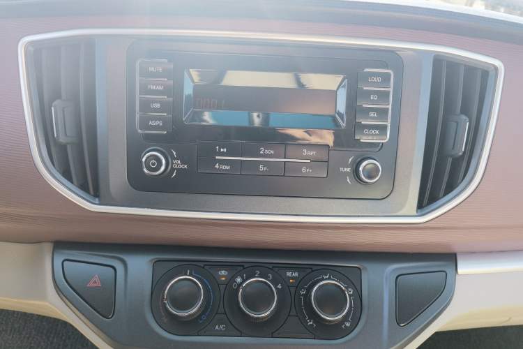 Used FORTHING Lingzhi 2019 M5L 1.6L 9-Seater Base Model China VI Standard Audio And AC Panel