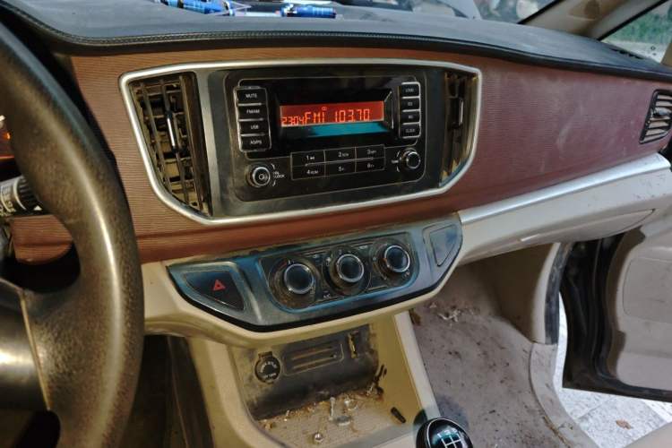 Used FORTHING Lingzhi 2019 M5L 1.6L 7-Seater Base Model China VI Standard Audio And AC Panel