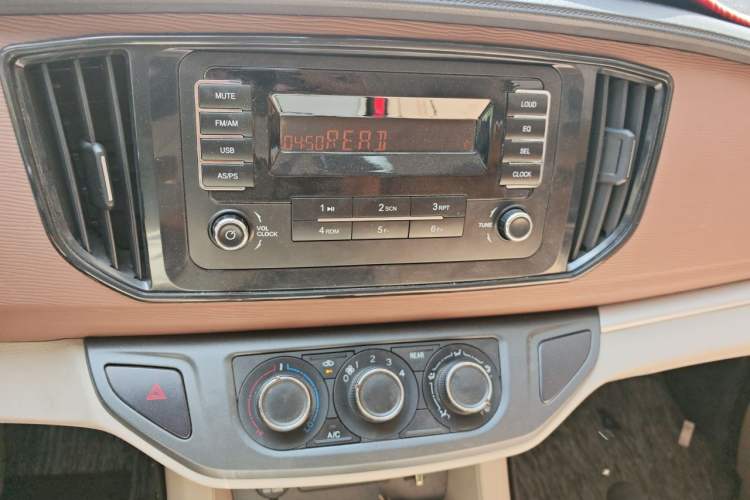 Used FORTHING Lingzhi 2019 M5L 1.6L 7-Seater Exclusive Model China VI Standard Audio And AC Panel