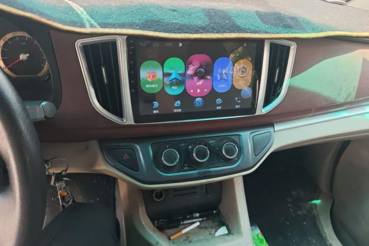 Used FORTHING Lingzhi 2019 M5L 1.6L 7-Seater Base Model China VI Standard Audio And AC Panel