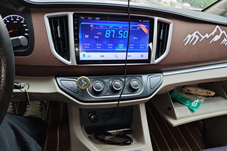 Used FORTHING Lingzhi 2019 M5L 1.6L 7-Seater Base Model China VI Standard Audio And AC Panel