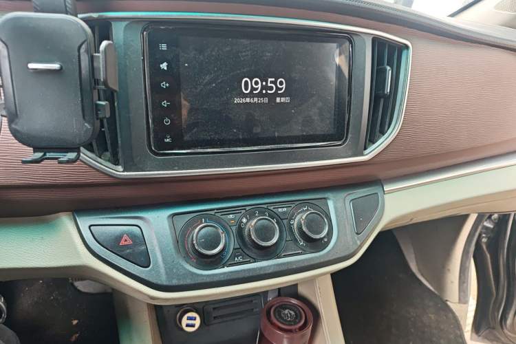 Used FORTHING Lingzhi 2019 M5L 1.6L 7-Seater Luxury Model China VI Standard Audio And AC Panel