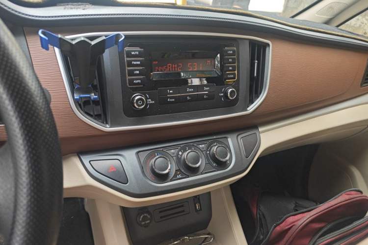 Used FORTHING Lingzhi 2019 M5L 1.6L 7-Seater Base Model China VI Standard Audio And AC Panel