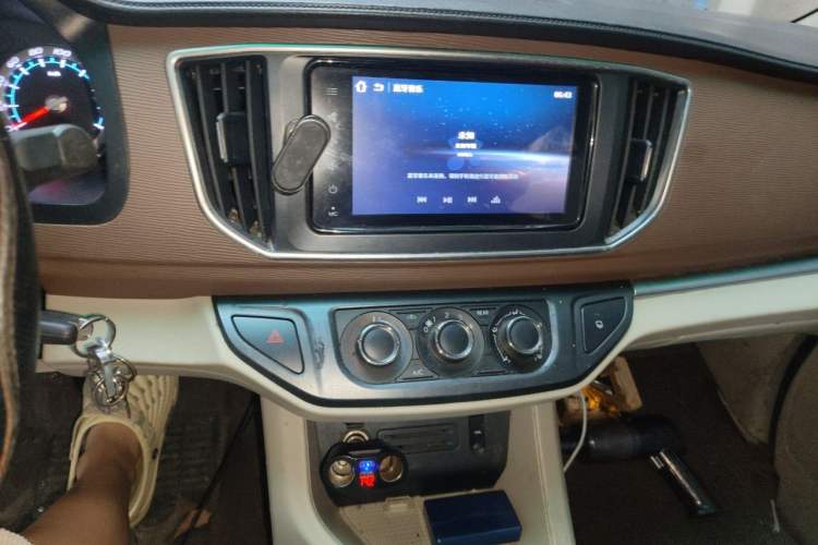 Used FORTHING Lingzhi 2019 M5L 1.6L 7-Seater Luxury Model China VI Standard Audio And AC Panel