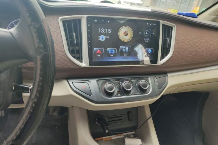 Used FORTHING Lingzhi 2019 M5L 1.6L 7-Seater Base Model China VI Standard Audio And AC Panel