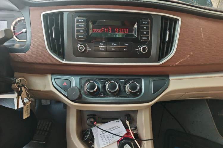 Used FORTHING Lingzhi 2019 Facelifted M5L 1.6L 7-Seater Base Model China VI Standard Audio And AC Panel