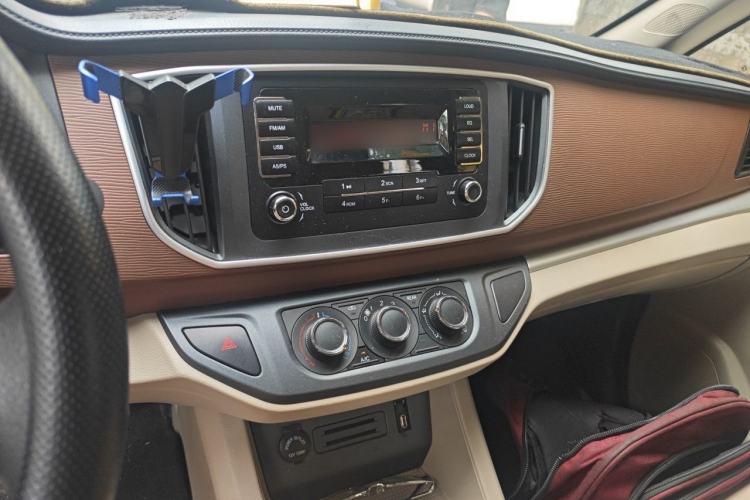 Used FORTHING Lingzhi 2019 M5L 1.6L 7-Seater Base Model China VI Standard Audio And AC Panel